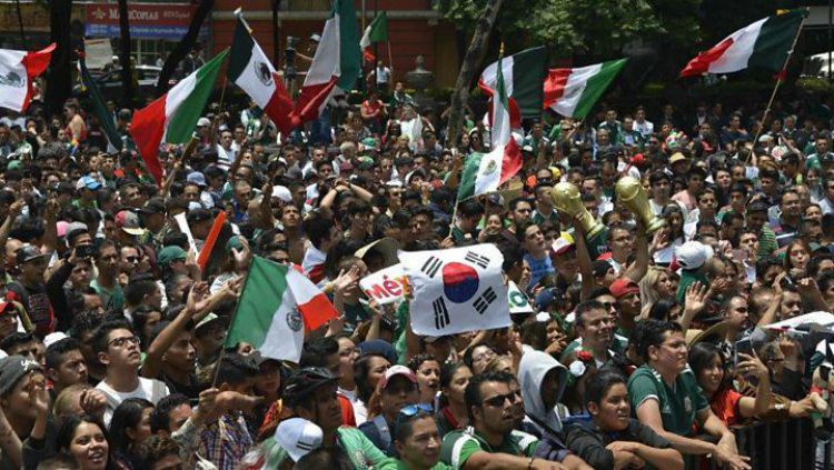 Fans Meksiko beri teriakkan persahabatan untuk Korea Selatan di Piala Dunia 2018. Copyright: © BBC