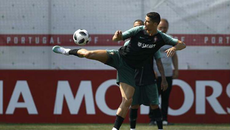 Cristiano Ronaldo menjajal sepatu Nike edisi terbaru saat sesi latihan Timnas Portugal. Copyright: © Daily Mail