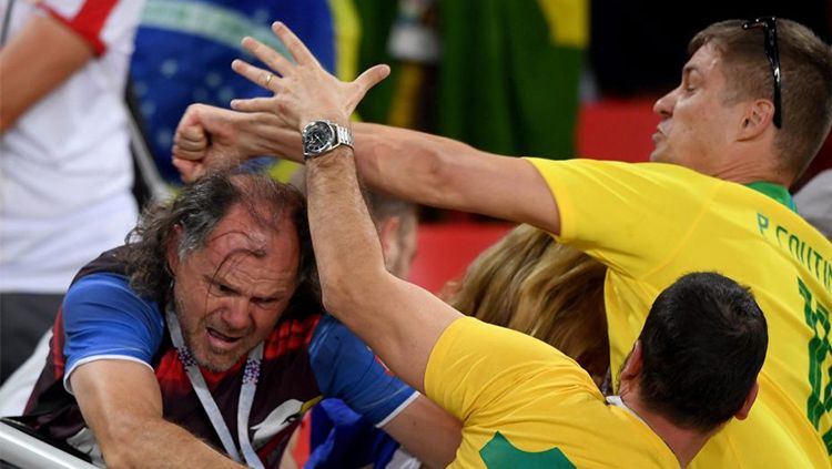 Sejumlah oknum suporter terlibat dalam kerusuhan di dalam stadion saat laga Piala Dunia yang mempertemukan Brasil vs Serbia di Spartak Stadium, Rusia. Copyright: © The Sun