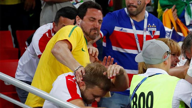Sejumlah oknum suporter terlibat dalam kerusuhan di dalam stadion saat laga Piala Dunia yang mempertemukan Brasil vs Serbia di Spartak Stadium, Rusia. Copyright: © The Sun