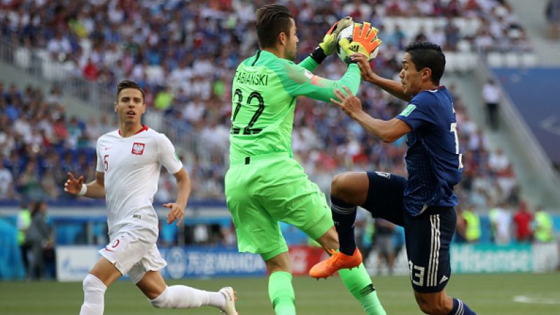 Lukasz Fabianski (tengah) saat menghalau serangan yang dibangun oleh Jepang. Copyright: © Getty Images