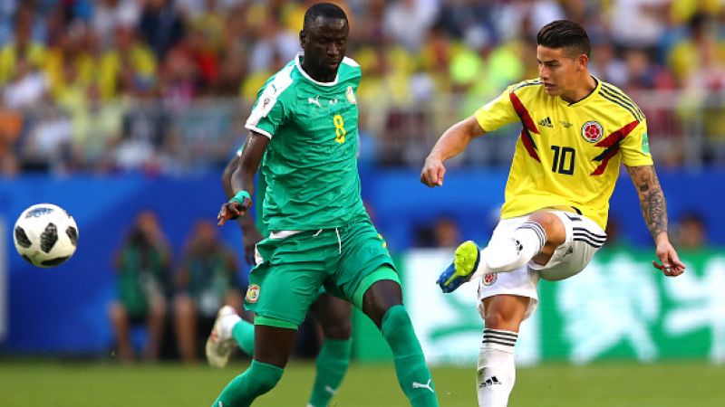 James Rodriguez (kanan) saat melakukan tendangan ke gawang Senegal. Copyright: © Getty Images