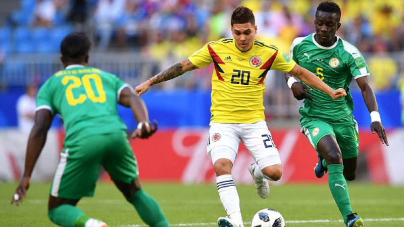 Juan Quintero saat dijaga ketat oleh para pemain Senegal. Copyright: © Getty Images