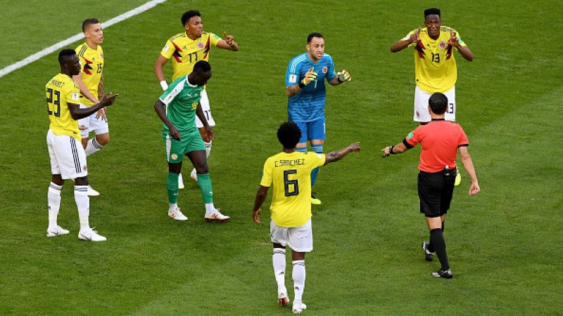 Para pemain Kolombia yang meminta wasit untuk meninjau ulang VAR atas penalti kepada Sadio Mane. Copyright: © Getty Images