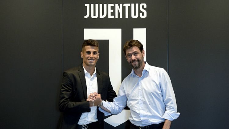 Joao Cancelo berfoto bersama Presiden Juventus, Andrea Agnelli. Copyright: &copy; Getty Images
