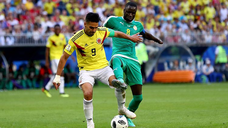 Radamel Falcao menjaga penguasaan bola. Copyright: © Getty Images