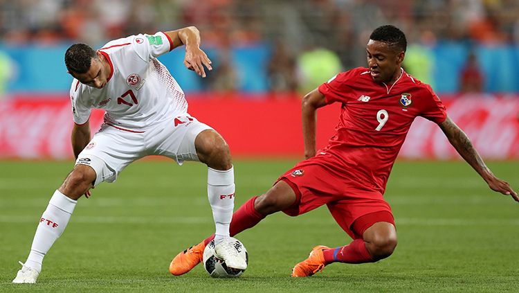 Pemain Panama dan Tunisia saling berebut bola. Copyright: © Getty Images