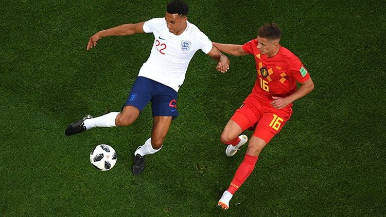 Pemain Inggris dan Belgia saling berebut bola. Copyright: © Getty Images