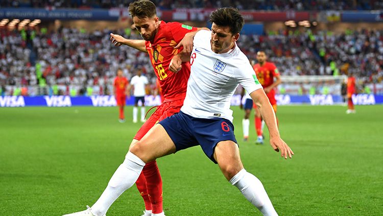 Pemain Inggris dan Belgia berebut penguasaan bola. Copyright: © Getty Images