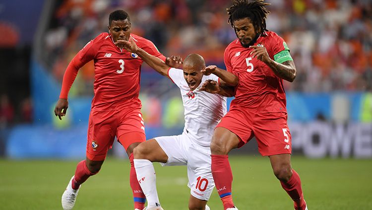 Pemain Tunisia. Wahbi Khazri, di antara penjagaan dua pemain Panama. Copyright: © Getty Images