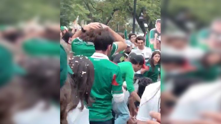 Salah seorang dari mereka terjatuh saat akan memasang bendera kebanggaan mereka Meksiko. Copyright: © Getty Images