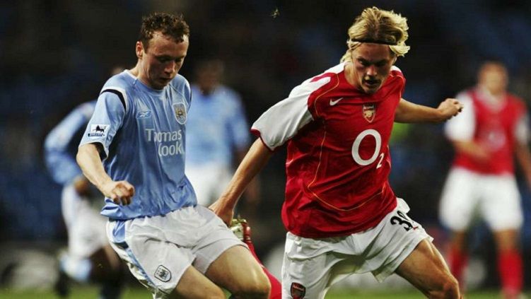 Willo Flood (kiri) saat masih membela Manchester City. Copyright: © Getty Images