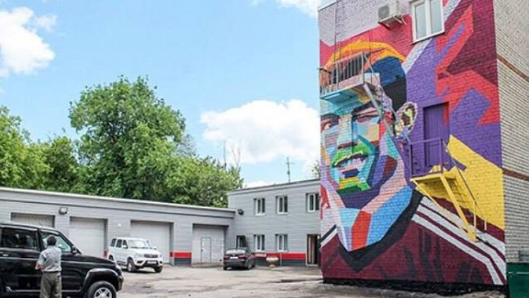 Mural Cristiano Ronaldo di dekat hotel Timnas Argentina. Copyright: &copy; Daily Mail