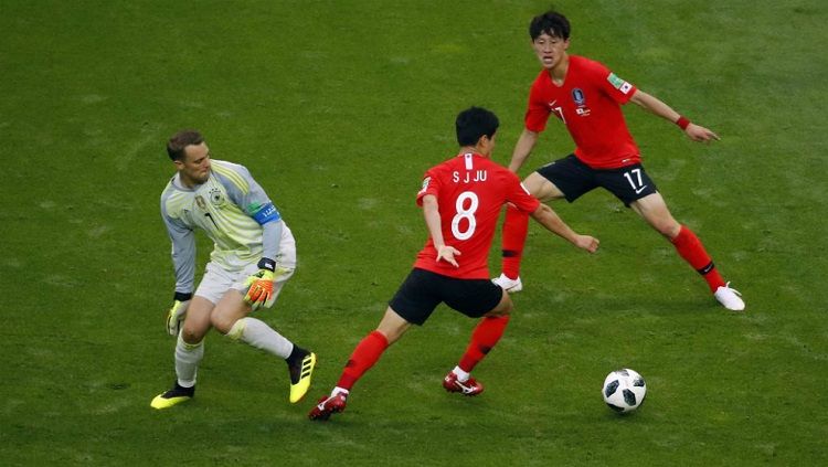 Kiper Jerman, Manuel Neuer, melakukan blunder konyol saat laga Jerman melawan Korea Selatan. Copyright: © Getty Images