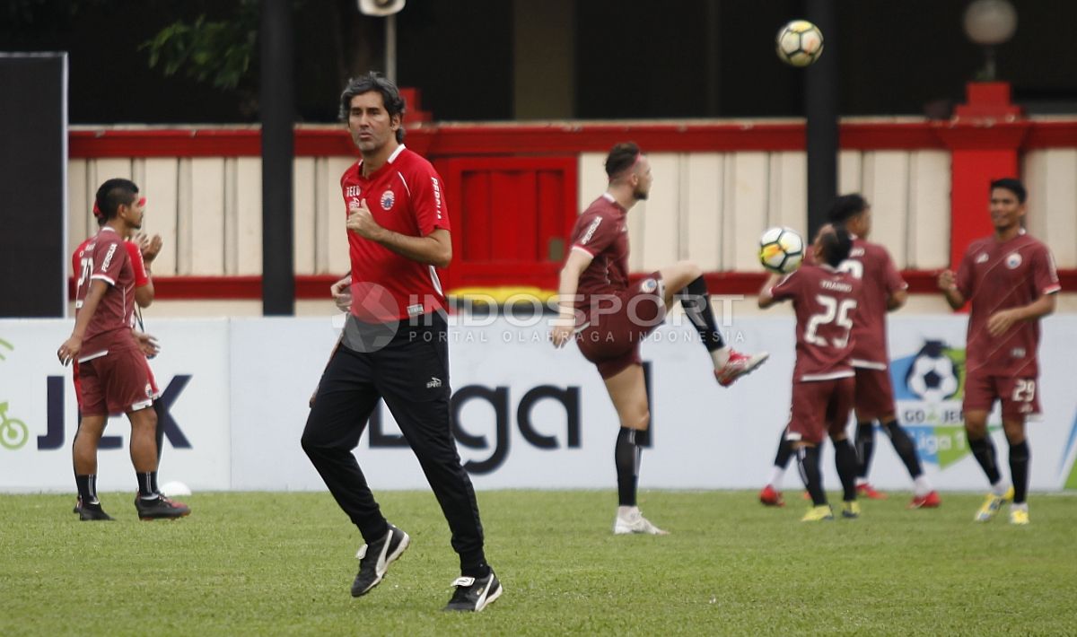Pelatih Stefano Cugurra Teco berlari-lari kecil sebelum memimpin latihan pemain Persija Jakarta. Copyright: © Herry Ibrahim/Indosport.com