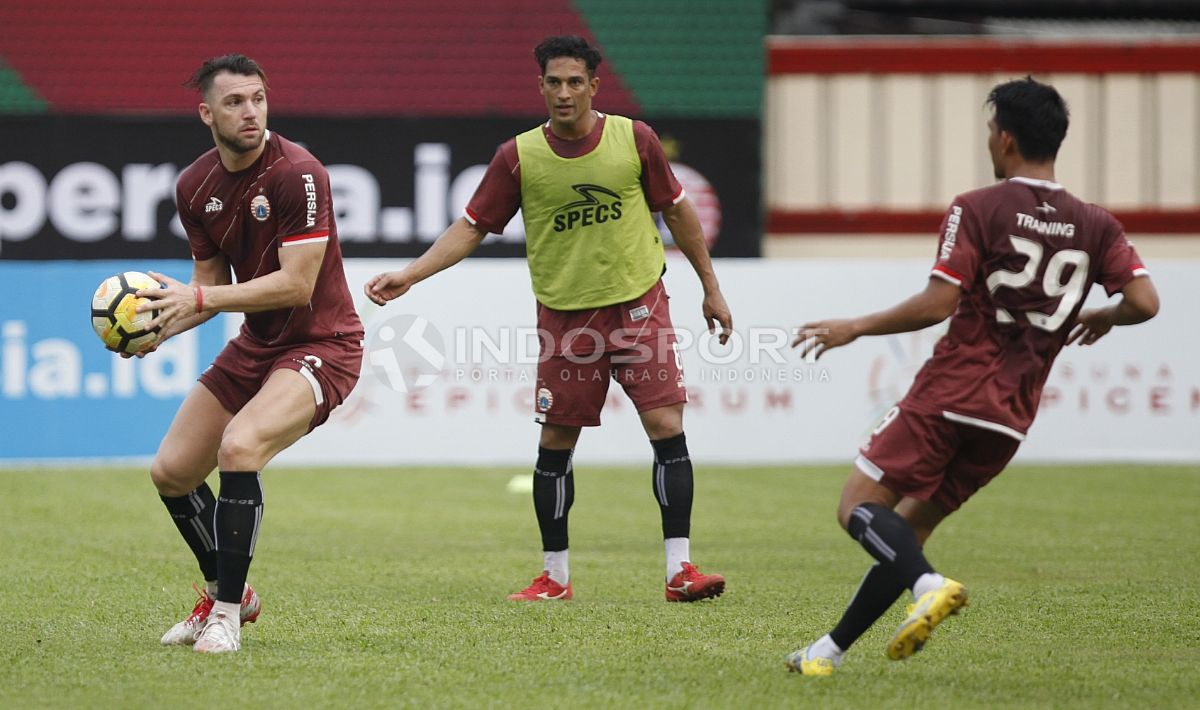Marko Simic hendak melemarkan bola ke arah rekannya. Copyright: © Herry Ibrahim/Indosport.com