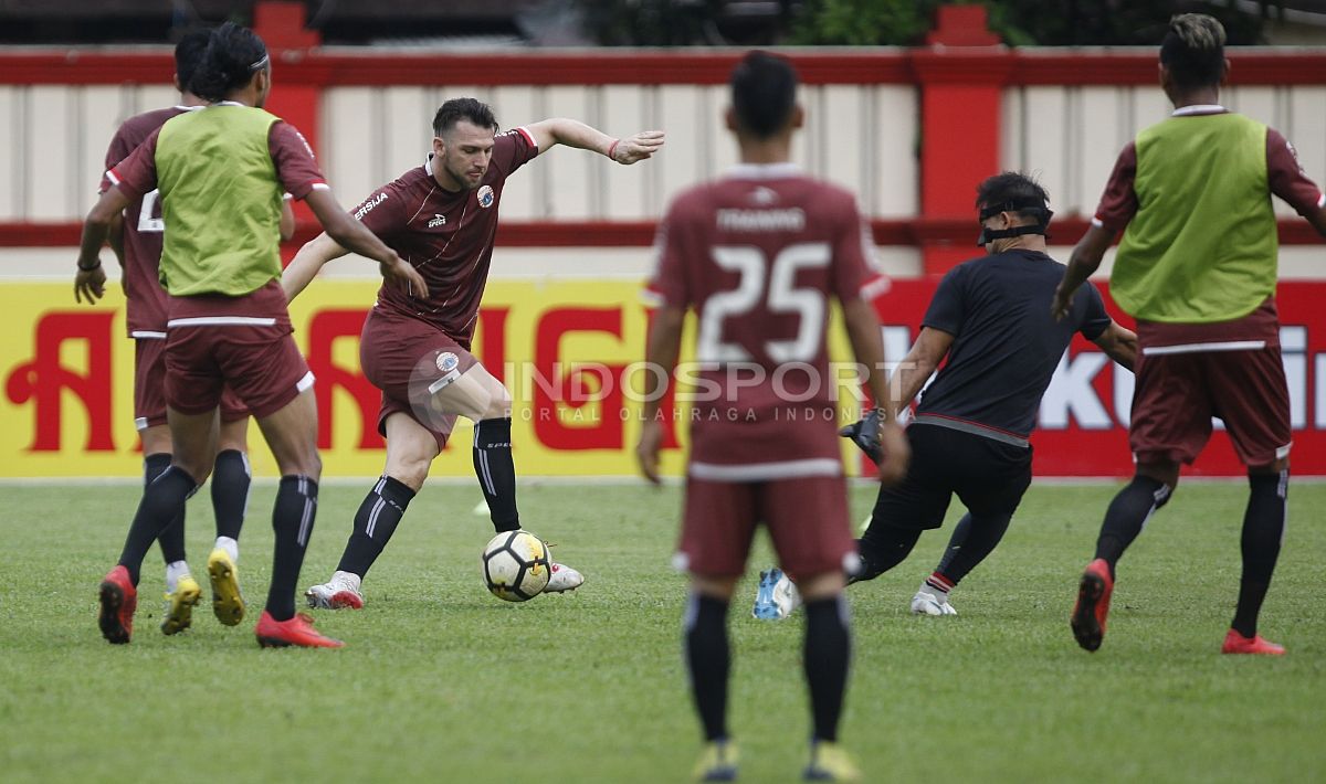 Marko Simic mencoba mencetak gol ke gawang Andritany. Copyright: &copy; Herry Ibrahim/Indosport.com