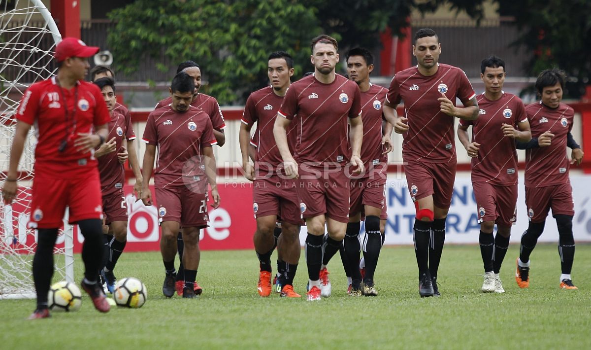 Para pemain Persija Jakarta melakukan jogging sebelum memulai latihan. Copyright: © Herry Ibrahim/Soicaumienbac.cc