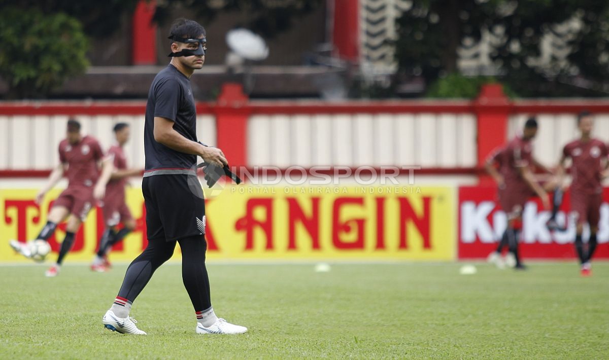 Kiper Andritany melakukan pemanasan kecil sebelum memulai latihan. Copyright: &copy; Herry Ibrahim/Indosport.com
