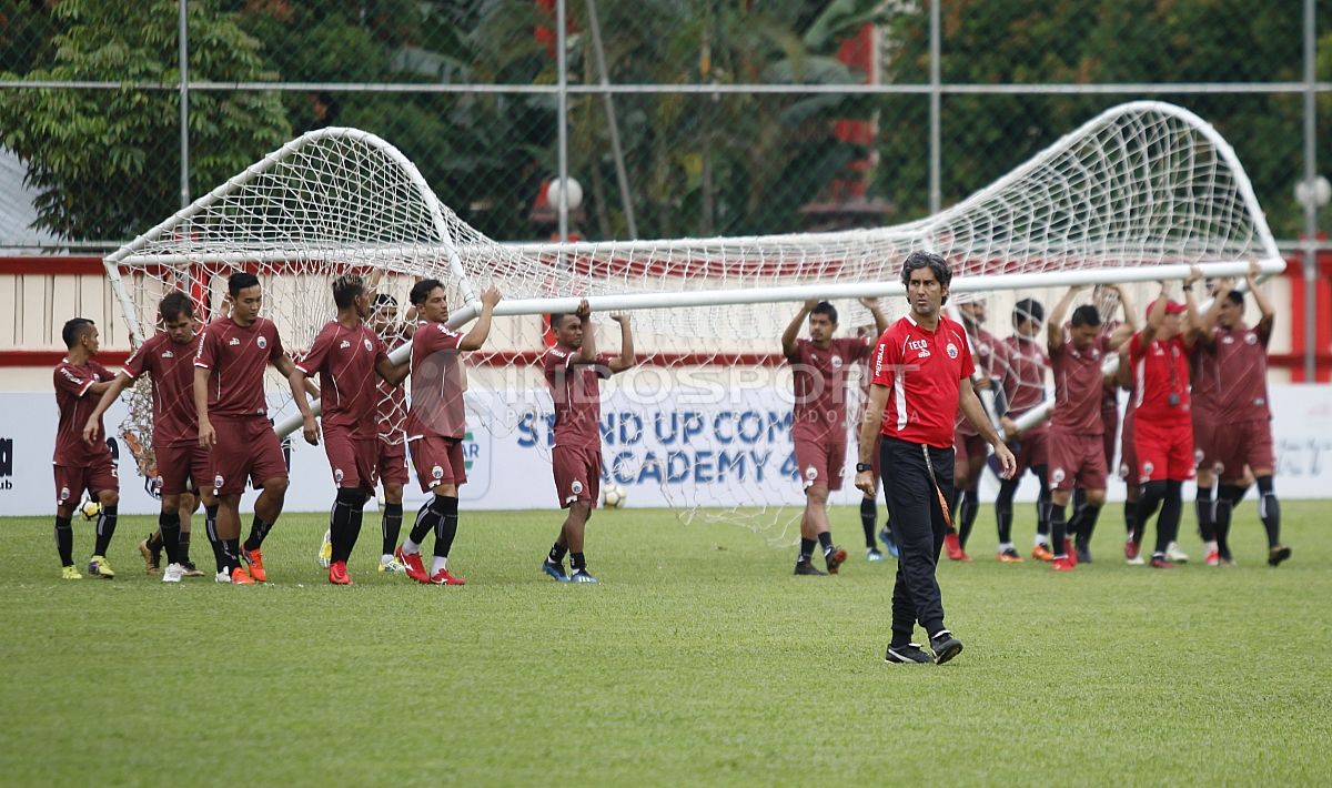 Para pemain Persija bersama-sama mengangkat gawang ke tengah lapangan. Copyright: © Herry Ibrahim/Indosport.com