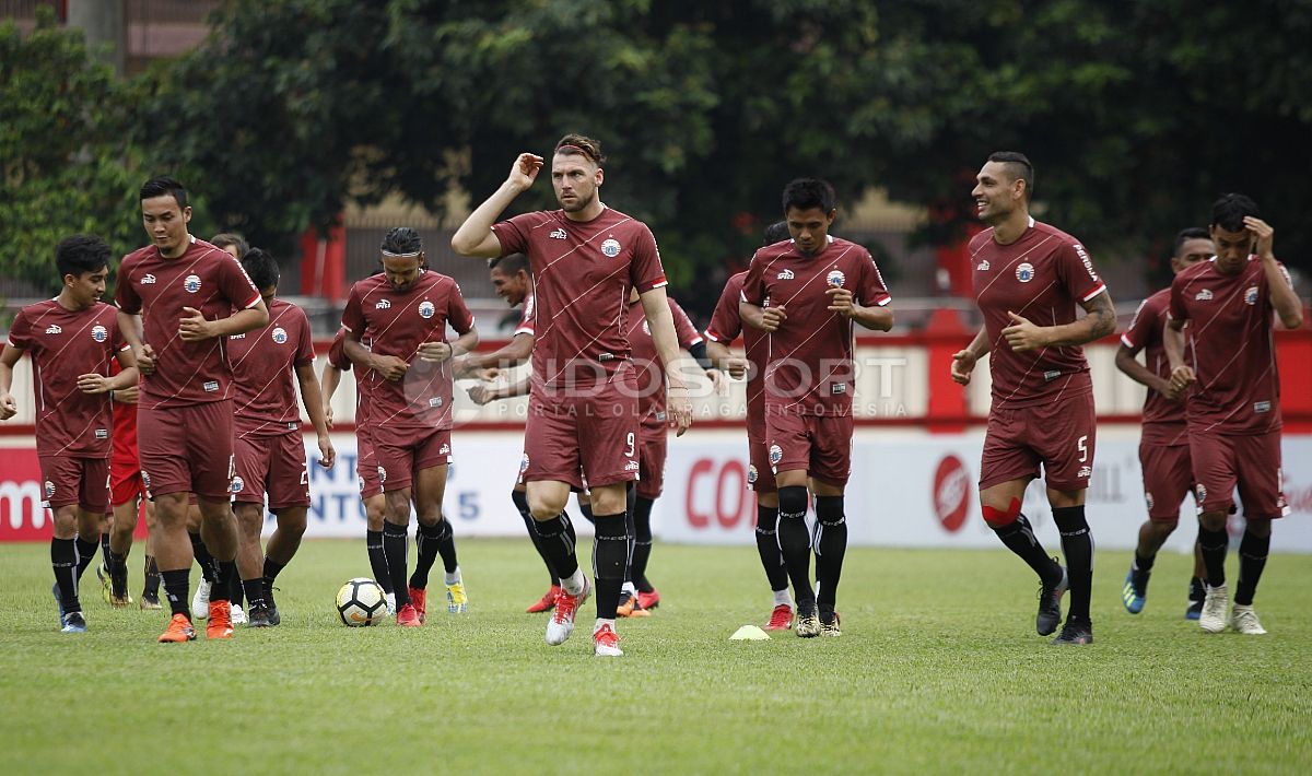 Para pemain Persija Jakarta melakukan jogging sebelum memulai latihan. Copyright: © Herry Ibrahim/Indosport.com