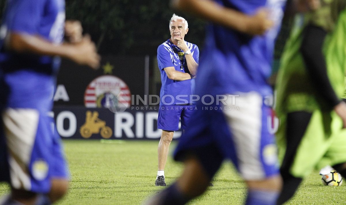 Pelatih Persib Bandung, Mario Gomez memantau anak asuhnya melakukan pemanasan. Copyright: © Herry Ibrahim/Indosport.com