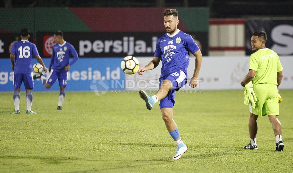 Jonathan Bauman mengontrol bola dalam latihan. Copyright: © Herry Ibrahim/Indosport.com