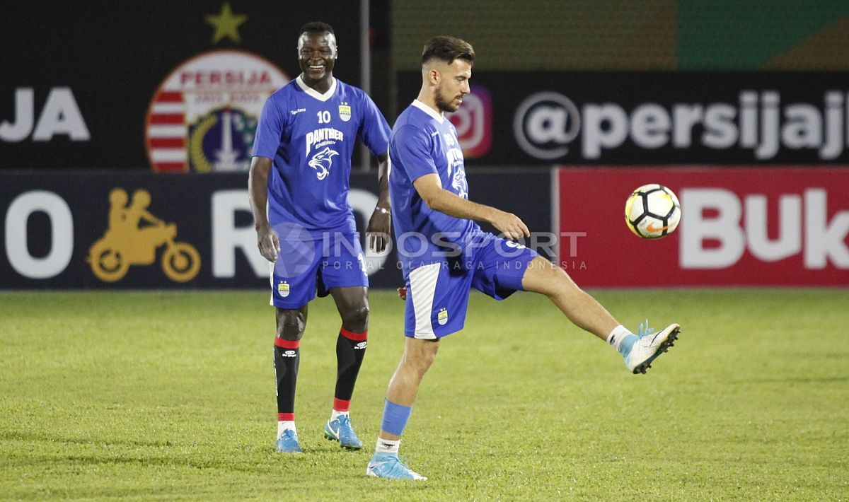 Duet lini depan Persib, Jonathan Bauman dan Ezechiel N'Douassel saat sesi latihan jelang lawan Persija. Copyright: © Herry Ibrahim/Indosport.com