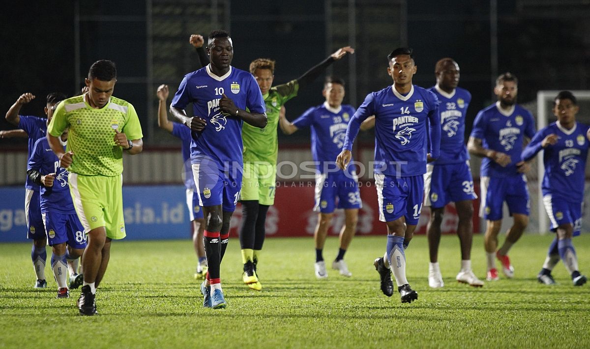 Para pemain Persib melakukan jogging sebelum memulai latihan. Copyright: © Herry Ibrahim/Indosport.com