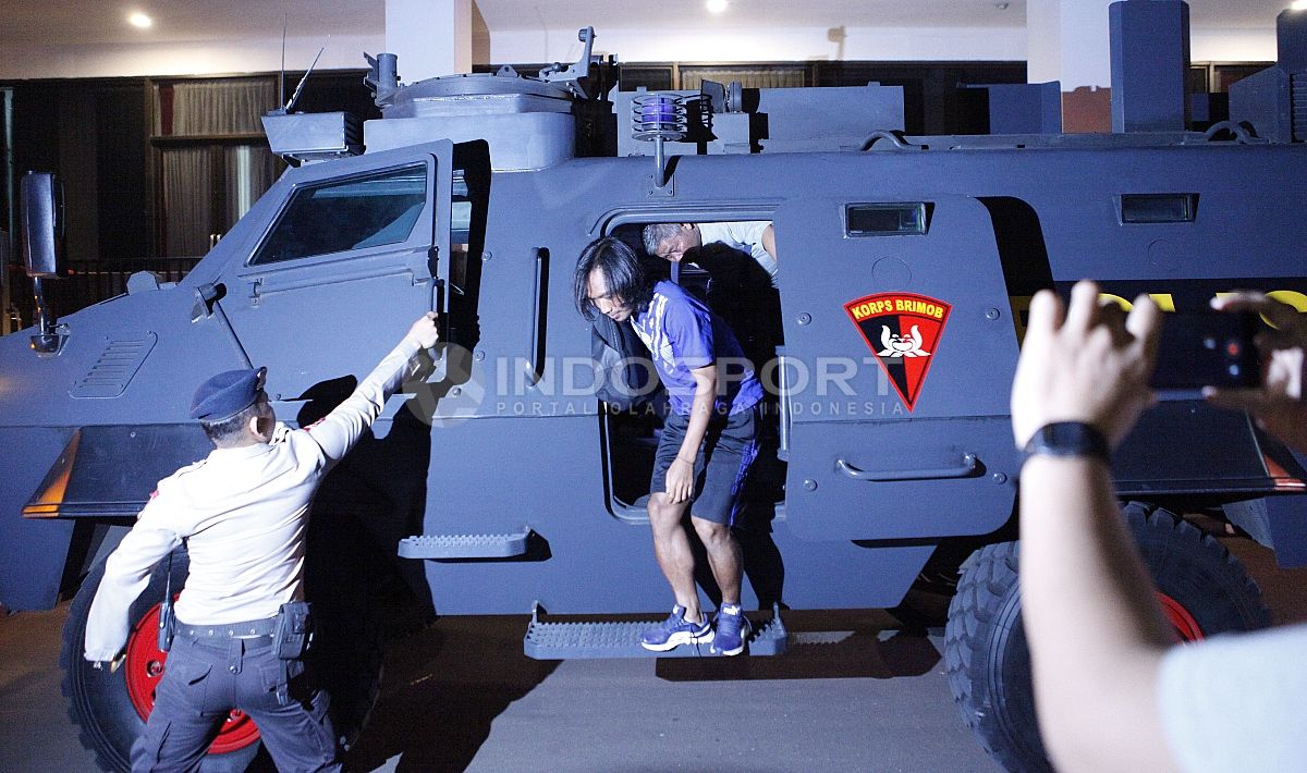 Hariyono turun dari kendaraan rantis saat tiba di stadion PTIK. Copyright: © Herry Ibrahim/Indosport.com