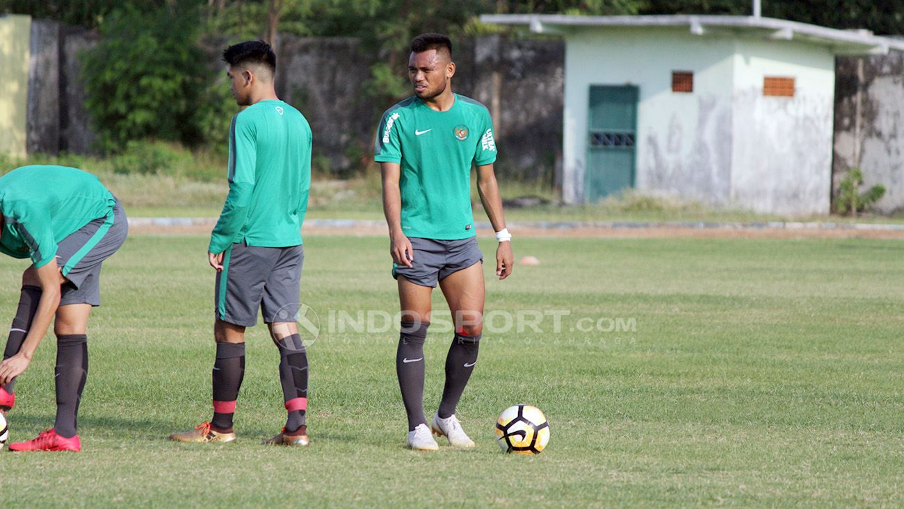 Sadil Ramdani saat pemanasan di Lapangan Jenggolo, Sidoarjo. Jumat (29/6/18). Copyright: © Fitra Herdian/Indosport.com