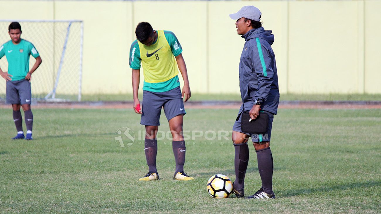 Miftahul saat memimpin latihan Timnas U-19. Copyright: © Fitra Herdian/Indosport.com