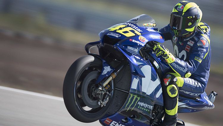 Selebrasi Valentino Rossi saat melewati garis finis. Copyright: © Getty Images