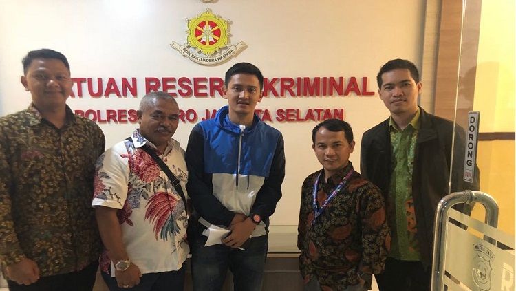 Ahmad Siroj falulloh melaporkan kasusnya ke polisi. Copyright: © Humas Kemenpora