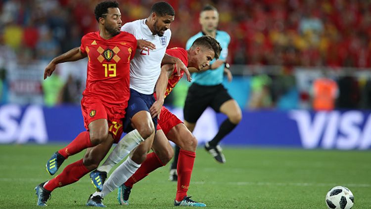 Duel para pemain Belgia vs Inggris dalam pertandingan terakhir Grup G Piala Dunia 2018. Copyright: © Getty Images