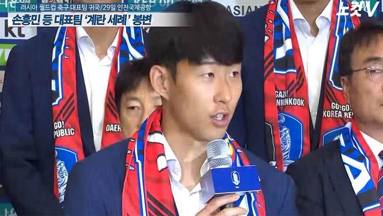 Song Heung-min berbicara dihadapan publik saat acara penyambutan tim usai bertanding dari Piala Dunia 2018. Copyright: © The Sun