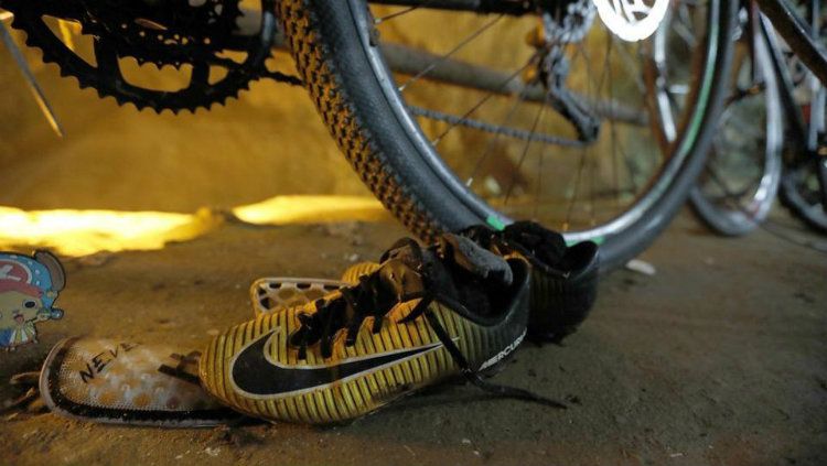 Sepatu anak-anak tim sepakbola Thailand yang hilang dalam goa. Copyright: © Hindustan Times