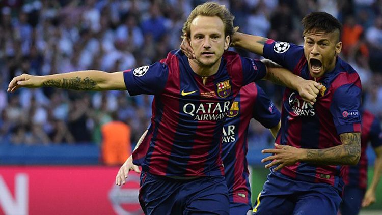 Ivan Rakitic (kiri) dan Neymar Jr saat masih bekerja sama di Barcelona pada musim 2014/15. Copyright: © Getty Images