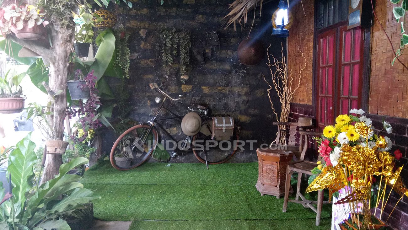 Sepeda onthel menghiasi salah satu sudut tempat pernikahan Abdul Rohim. Copyright: &copy; Kesuma Ramadhan/Indosport.com