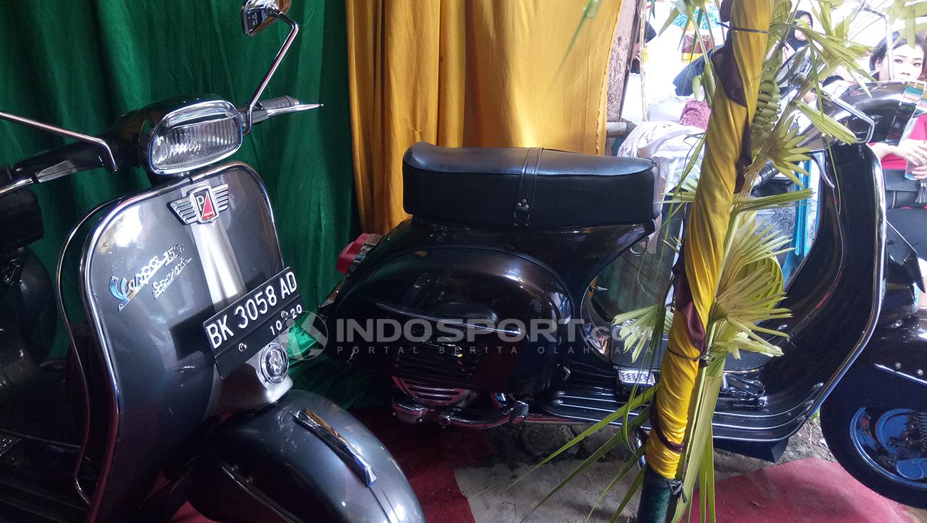 Vespa tua menghiasi pernikahan Abdul Rohim. Copyright: &copy; Kesuma Ramadhan/Indosport.com
