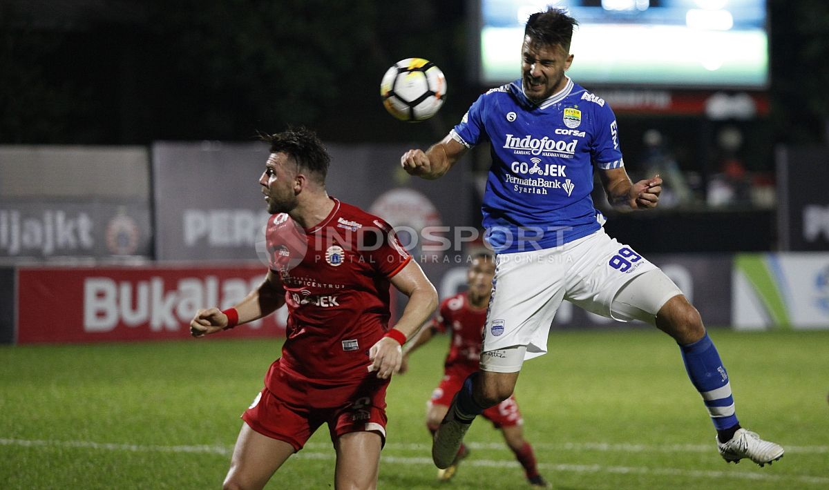 Marko Simic dan Bojan Malisic berduel dalam laga Persija Jakarta vs Persib Bandung. Copyright: © Herry Ibrahim/Soicaumienbac.cc