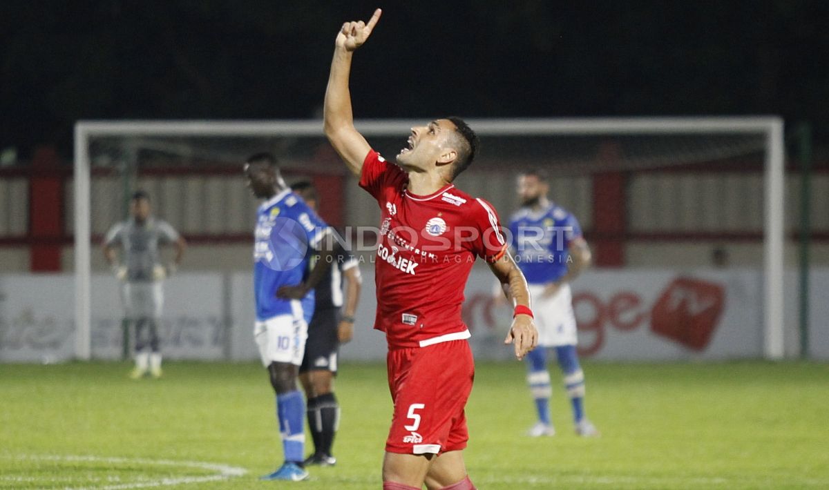 Bek Persija Jakarta Jaimerson da Silva Xavier merayakan gol ke gawang Persib Bandung di Liga 1 2018. Copyright: © Herry Ibrahim/Indosport.com