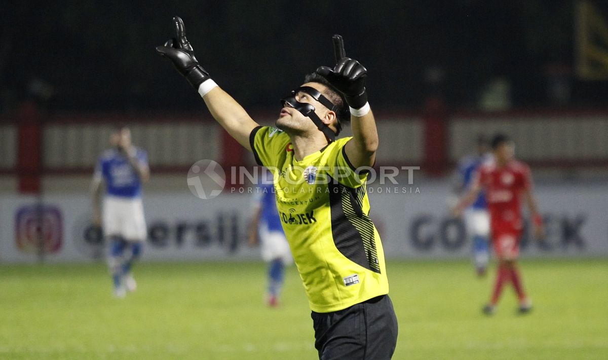 Selebrasi kegembiraan Andritany usai Jaimerson mencetak gol.  Copyright: © Herry Ibrahim/Indosport.com