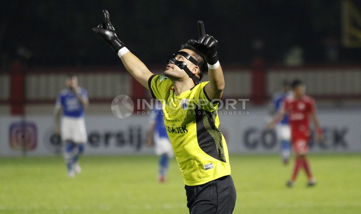 Selebrasi kegembiraan Andritany usai Jaimerson mencetak gol. Copyright: © Herry Ibrahim/Soicaumienbac.cc