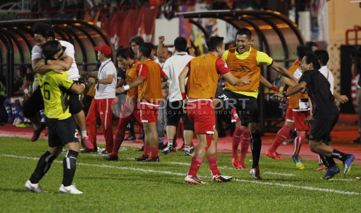Selebrasi pemain Persija Jakarta usai mengalahkan Persib Bandung. Copyright: © Herry Ibrahim/Soicaumienbac.cc