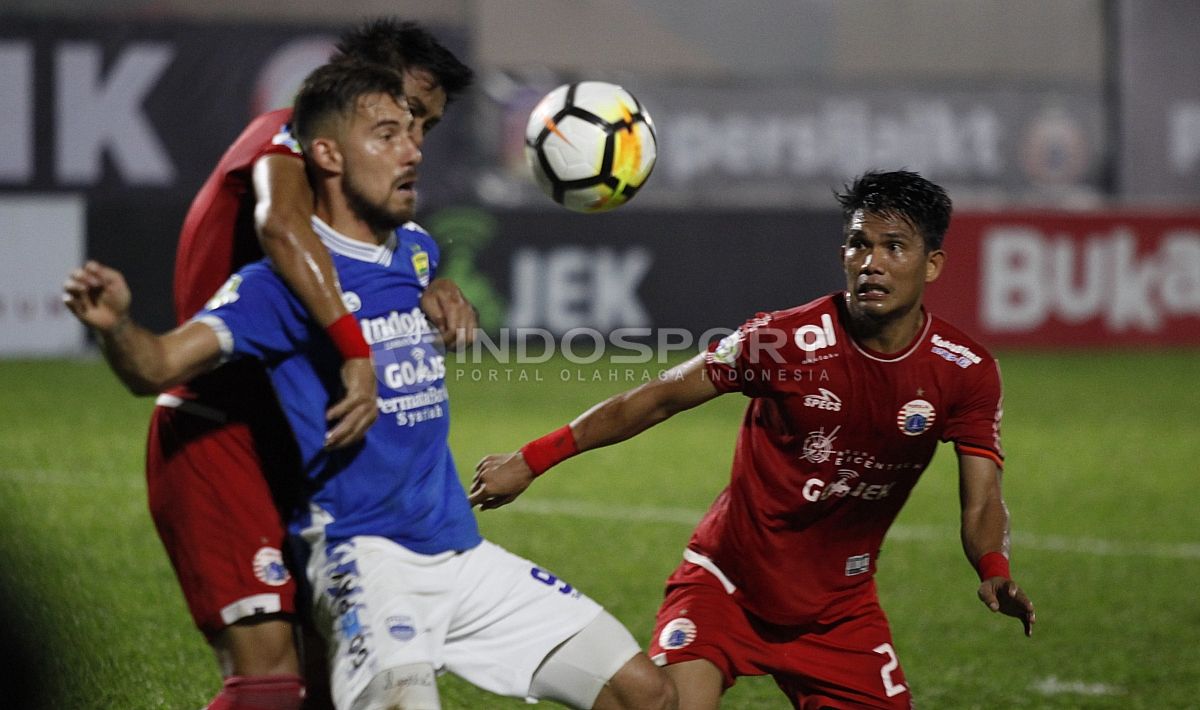 Jonantan Bauman mendapat pressing ketat dari Maman Abdurahman dan Sandi Sute. Copyright: © Herry Ibrahim/Soicaumienbac.cc