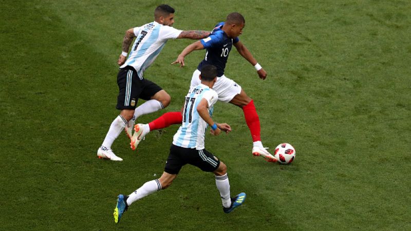 Kylian Mbappe dijaga ketat dua pemain Argentina. Copyright: © Getty Images