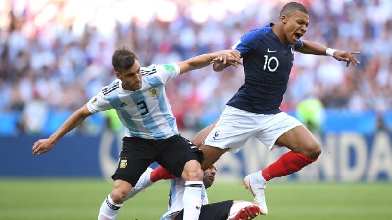 Kylian Mbappe (kanan) dilanggar pemain Argentina Copyright: &copy; Getty Images
