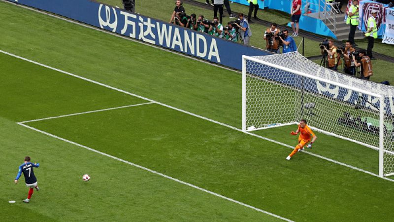 Eksekusi tendangan penalti yang dilakukan oleh Antoine Griezmann. Copyright: © Getty Images