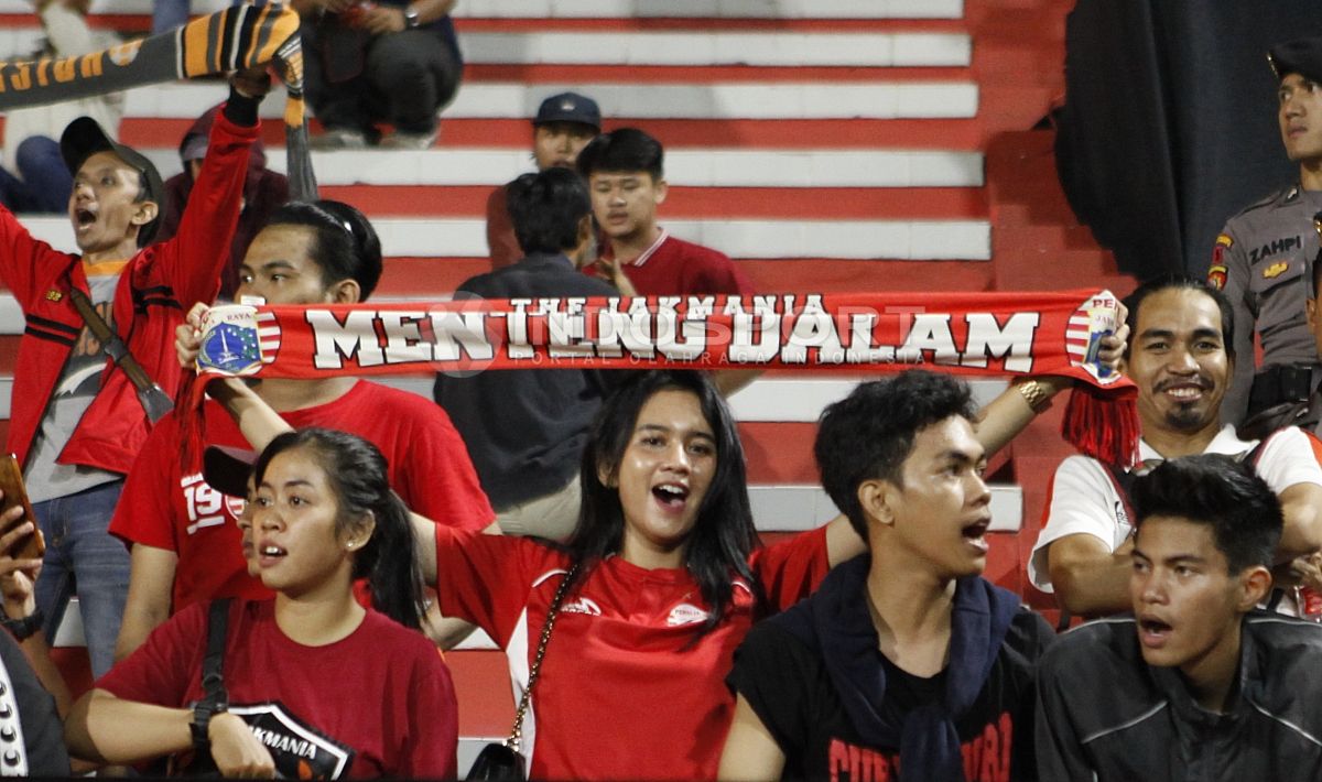 The Jakmina yang menyaksikan laga Persija Jakarta vs Persib Bandung. Copyright: © Herry Ibrahim/Indosport.com